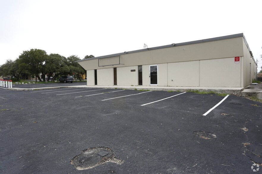 307 W Rhapsody Dr, San Antonio, TX à vendre - Photo du bâtiment - Image 2 de 12