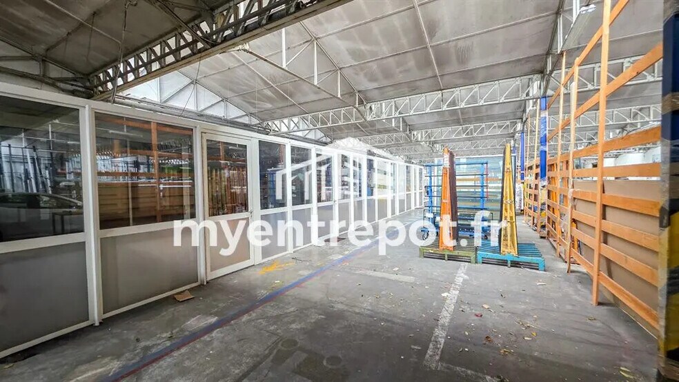 Flex in Marseille for lease - Interior Photo - Image 3 of 9