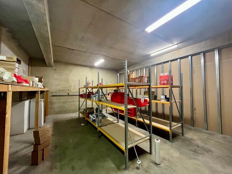 Industrial in Avignon for lease - Interior Photo - Image 2 of 11
