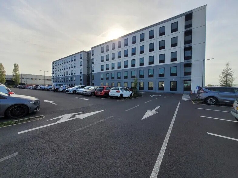 Bureau dans SAINT-OUEN-L'AUMONE à louer - Photo du bâtiment - Image 1 de 10