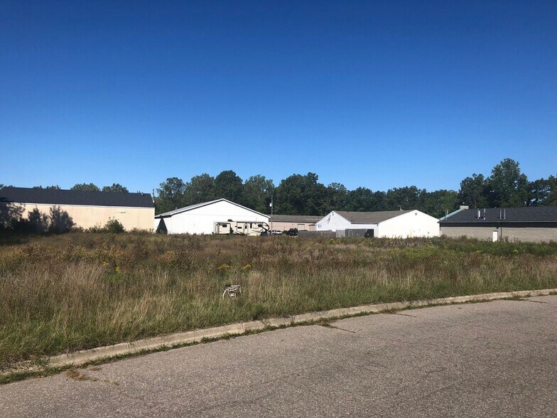 17 Business Centre Drive Dr, Lansing, MI for sale - Building Photo - Image 2 of 4
