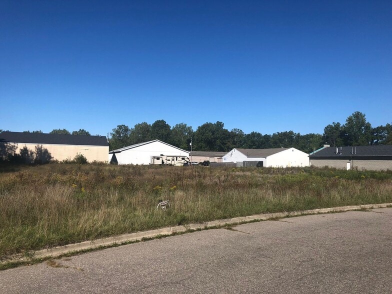 17 Business Centre Drive Dr, Lansing, MI à vendre - Photo du bâtiment - Image 2 de 4