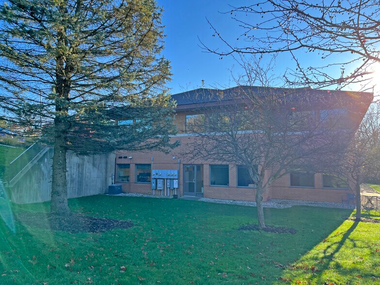 5380 Cascade Rd SE, Grand Rapids, MI à vendre - Photo du bâtiment - Image 2 de 10