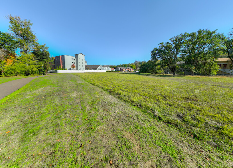 2460 NW Edenbower #1, Roseburg, OR for sale - Primary Photo - Image 1 of 3