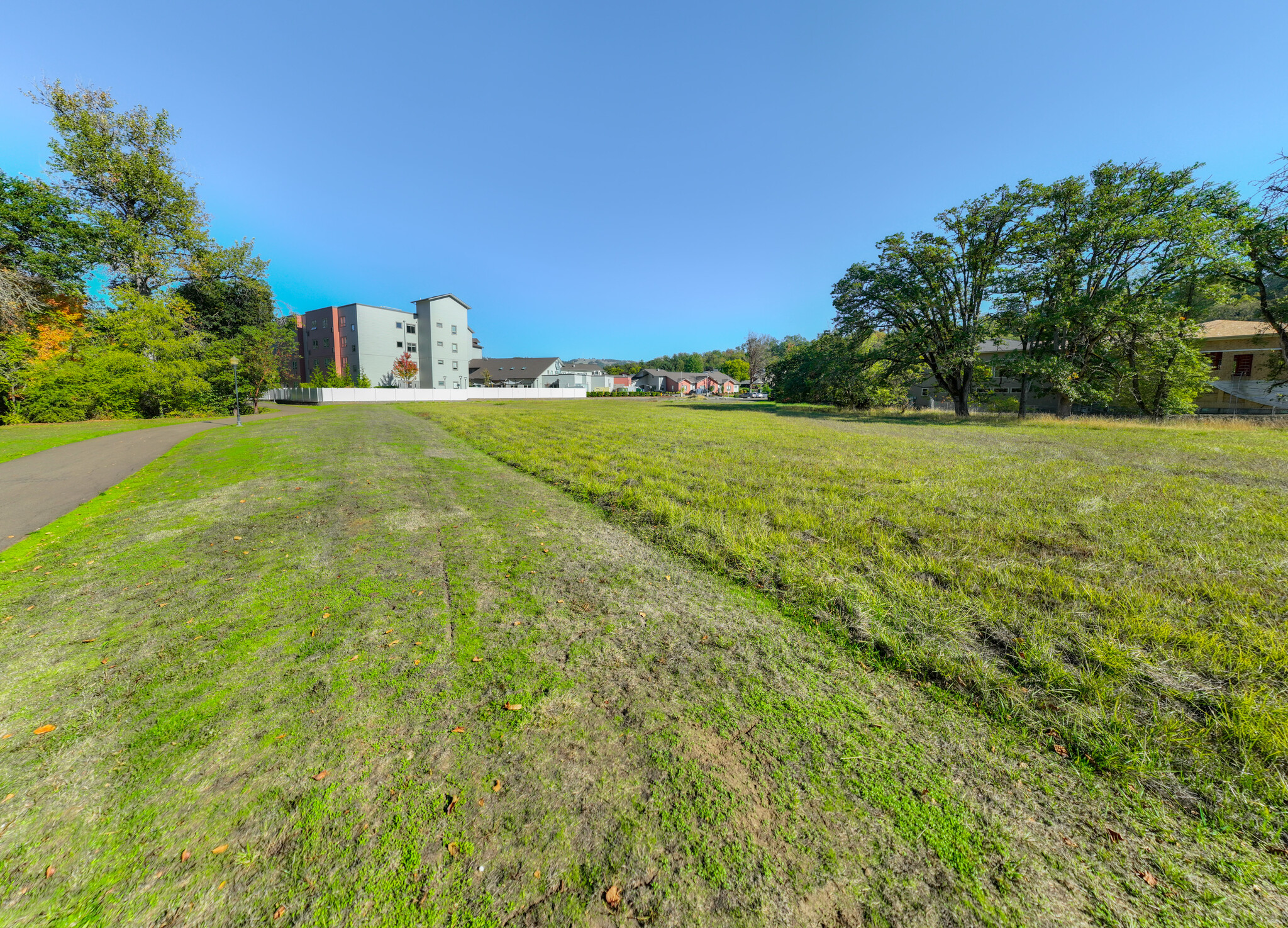 2460 NW Edenbower #1, Roseburg, OR for sale Primary Photo- Image 1 of 4