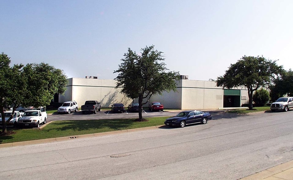 1109 S Airport Cir, Euless, TX for lease - Building Photo - Image 2 of 8