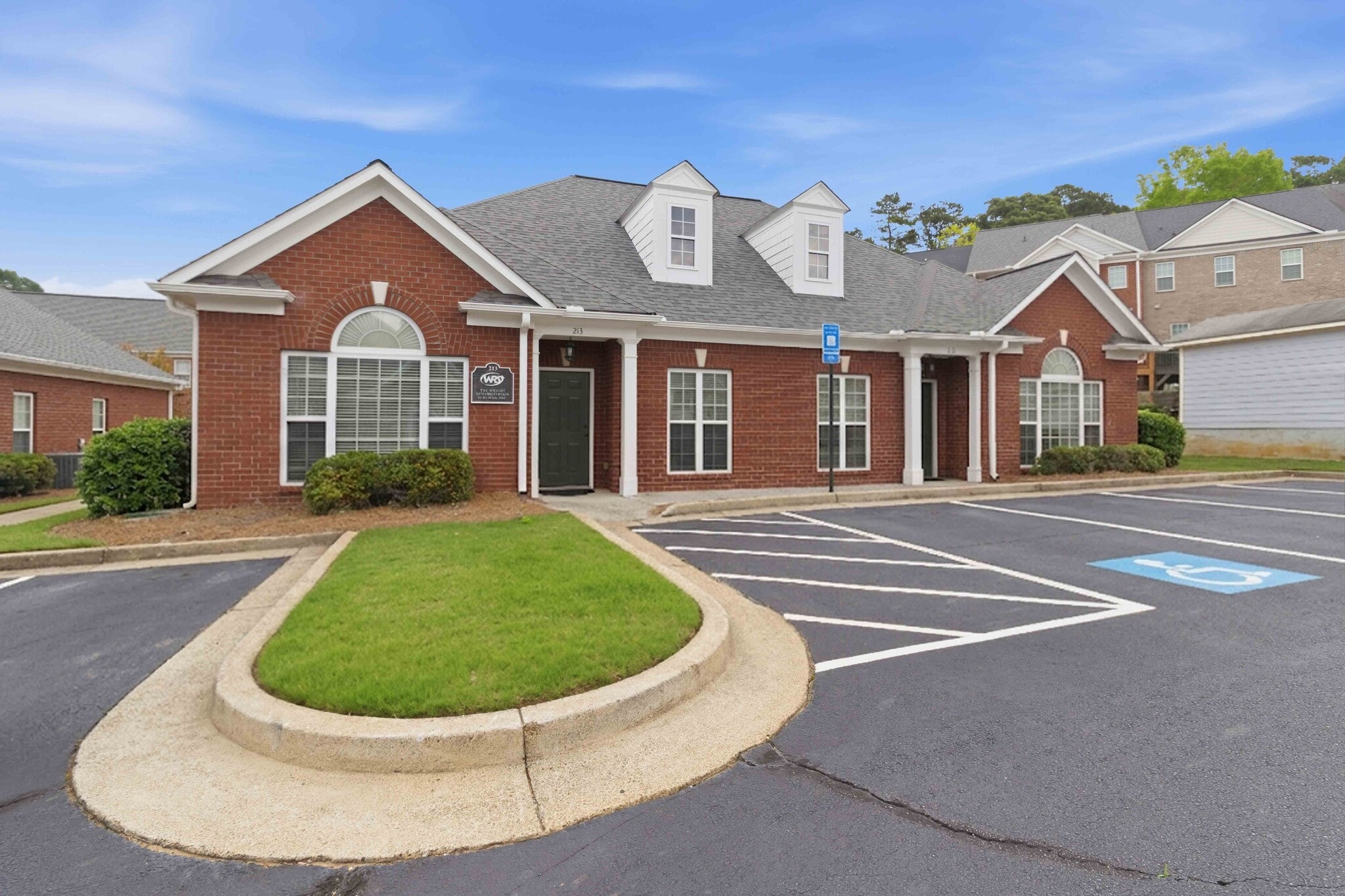 213 River Park North Dr, Woodstock, GA à vendre Photo principale- Image 1 de 15