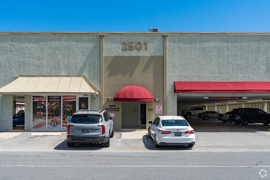 2501 E Commercial Blvd, Fort Lauderdale, FL à louer - Photo du bâtiment - Image 2 de 11