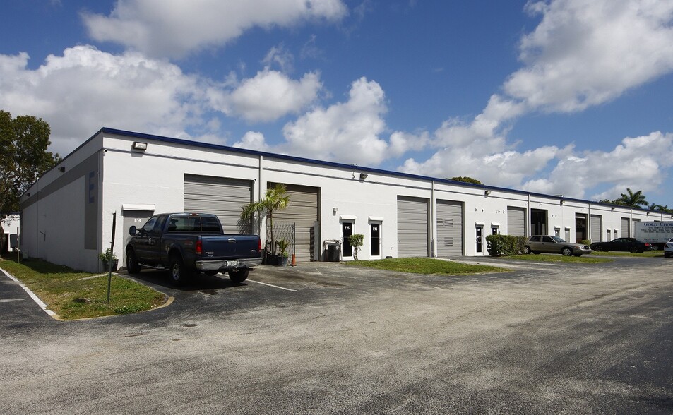 7544 W McNab Rd, North Lauderdale, FL for lease - Building Photo - Image 1 of 7