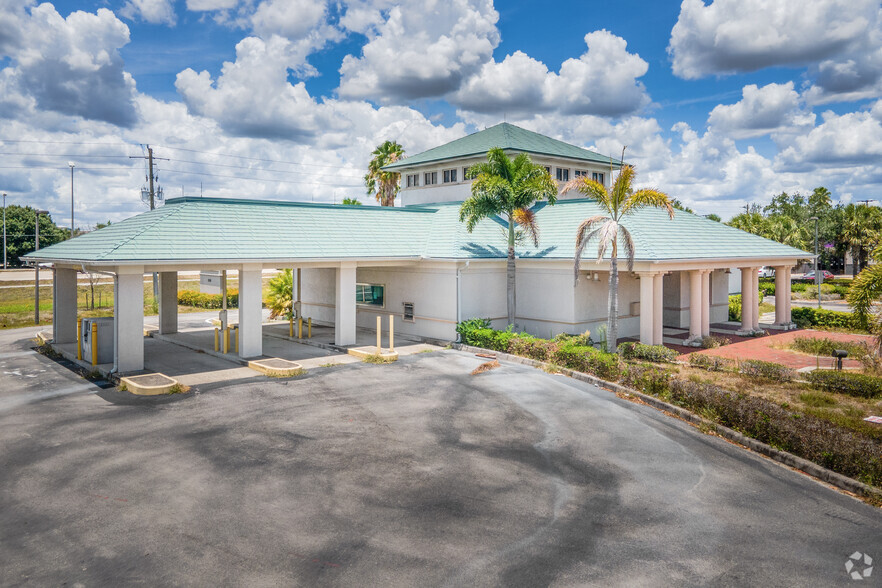 8341 Dani Dr, Fort Myers, FL à vendre - Photo du bâtiment - Image 1 de 1