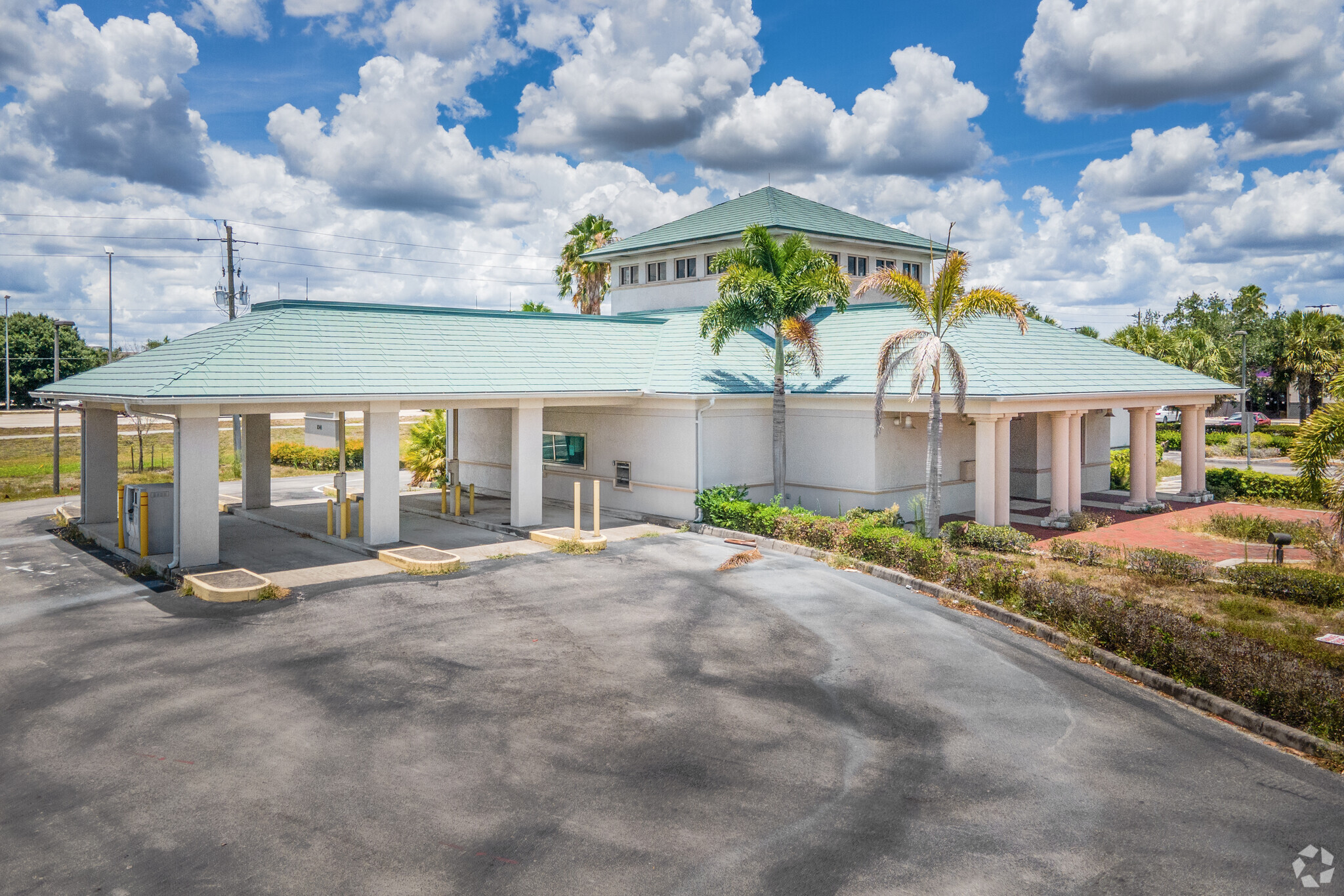 8341 Dani Dr, Fort Myers, FL à vendre Photo du bâtiment- Image 1 de 1