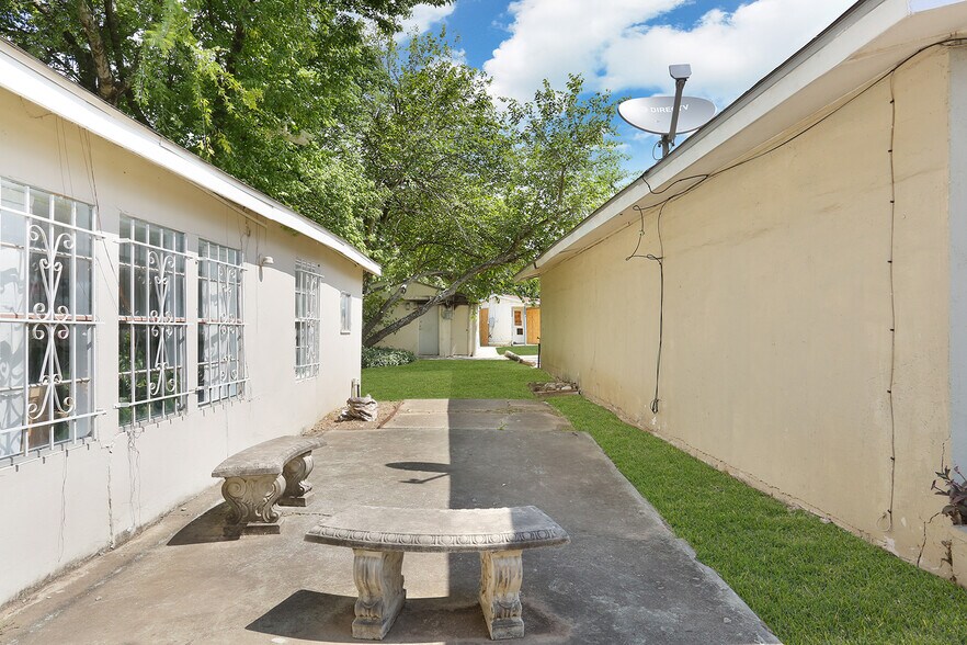 5767 Randolph Blvd, San Antonio, TX à vendre - Photo du bâtiment - Image 2 de 32