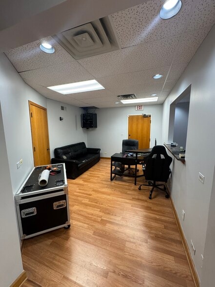 472 N McLean Blvd, Elgin, IL for sale - Building Photo - Image 2 of 6
