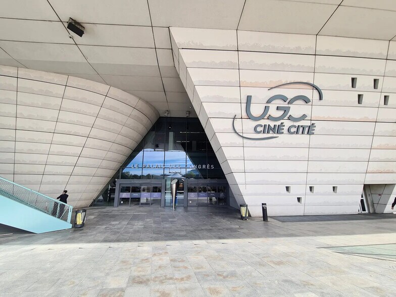 2 Place De La Porte Maillot, Paris à louer - Photo du bâtiment - Image 2 de 11