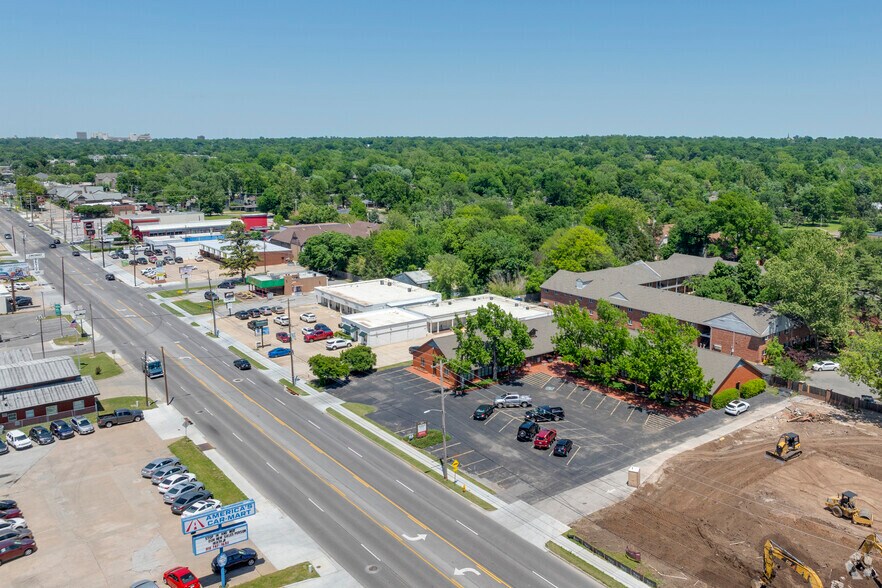 4835 S Peoria Ave, Tulsa, OK à louer - Photo du bâtiment - Image 2 de 6