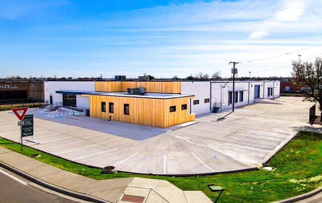 More details for 8811 John W Carpenter Fwy, Dallas, TX - Industrial for Lease