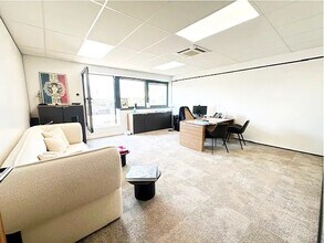 Office in Clichy for lease Interior Photo- Image 1 of 11
