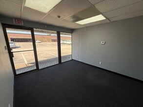 2601-2621 Aero Dr, Grand Prairie, TX for lease Interior Photo- Image 2 of 6