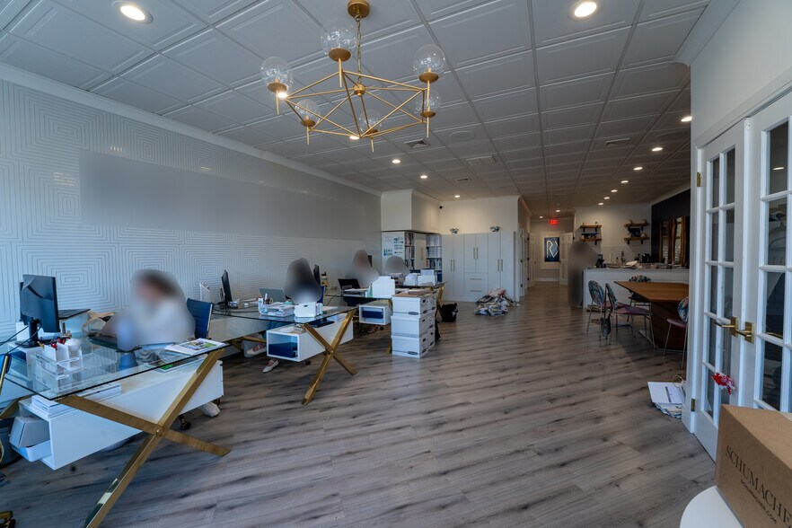 12-16 Laurel Rd, East Northport, NY à louer - Photo du bâtiment - Image 2 de 8