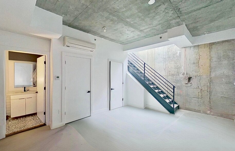 27 Montrose Ave, Brooklyn, NY for lease - Interior Photo - Image 3 of 8
