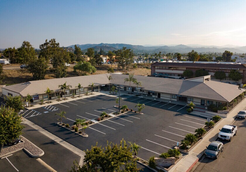 240-260 W Crest St, Escondido, CA à louer - Aérien - Image 1 de 7