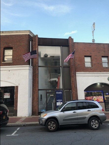 19-21 Bridge St, Glen Cove, NY à louer - Photo du bâtiment - Image 3 de 6