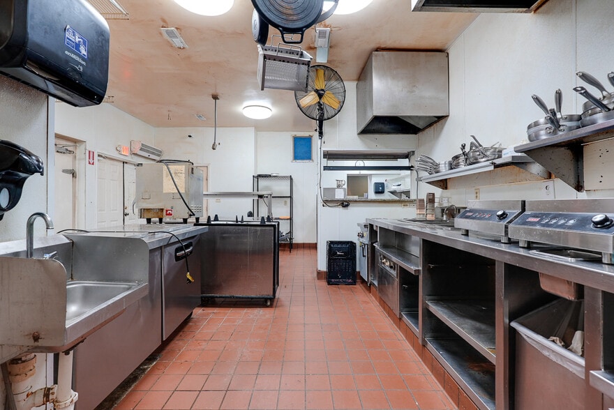312 S Hudson St, Buckner, MO for lease - Interior Photo - Image 2 of 14