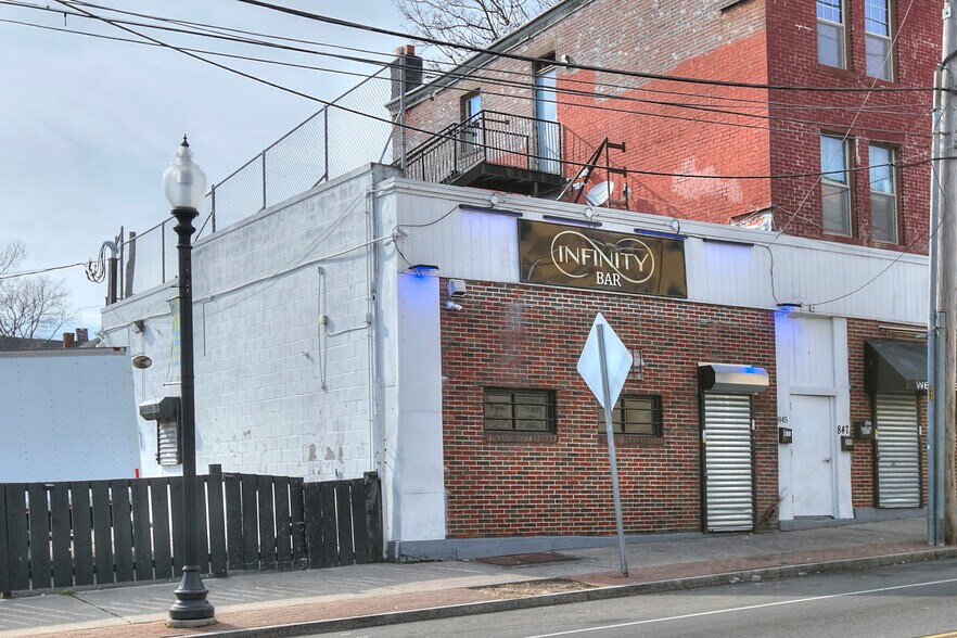 845 E Main St, Bridgeport, CT à vendre - Photo du bâtiment - Image 3 de 28