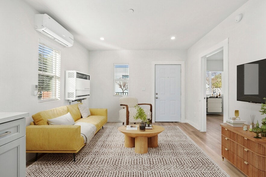 1038 E 53rd St, Los Angeles, CA à vendre - Photo intérieure - Image 2 de 15