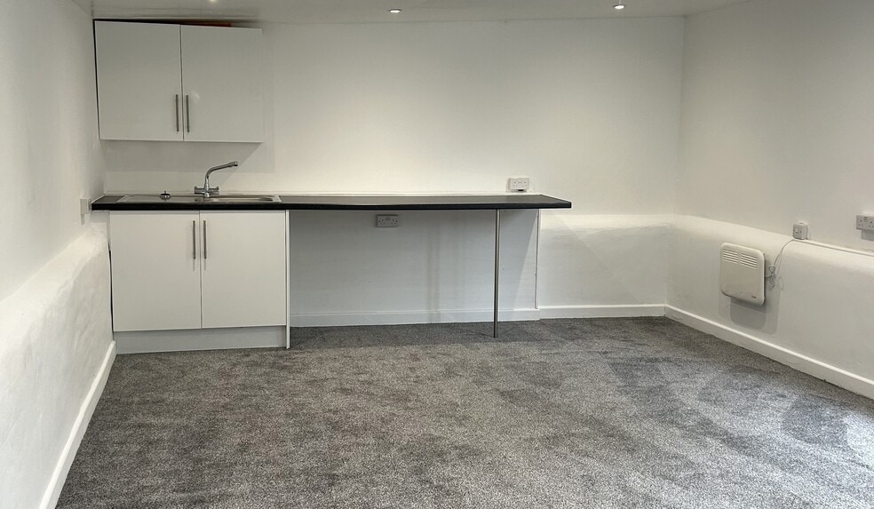 Coombe Hill Rd, East Grinstead for lease - Interior Photo - Image 1 of 1