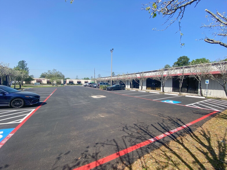 16753 Donwick Dr, Conroe, TX for lease - Building Photo - Image 3 of 16