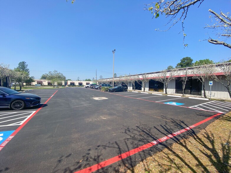 16753 Donwick Dr, Conroe, TX à louer - Photo du bâtiment - Image 3 de 16