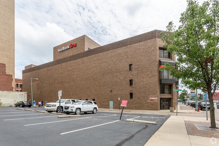 202 2nd St NE, Canton, OH à vendre - Photo du bâtiment - Image 2 de 15