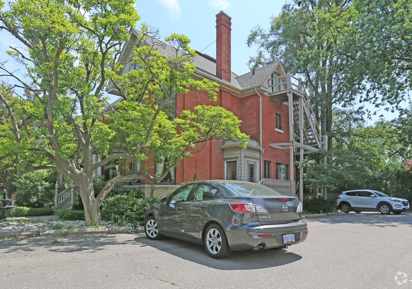 590 Brant St, Burlington, ON for sale - Primary Photo - Image 1 of 1