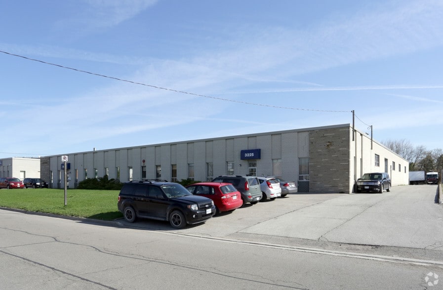 3225-3227 Lenworth Dr, Mississauga, ON à louer - Photo du bâtiment - Image 2 de 2