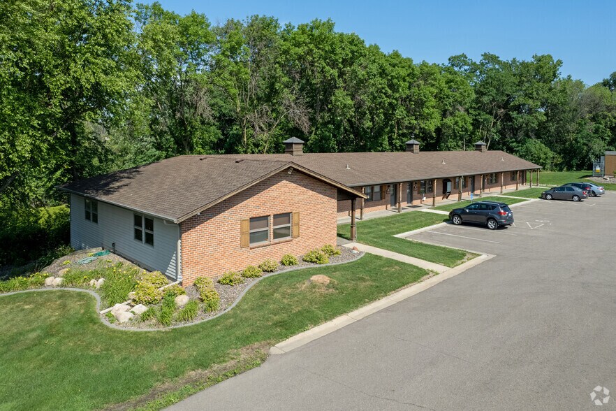 5 County Road B E, Saint Paul, MN à louer - Photo du bâtiment - Image 2 de 4