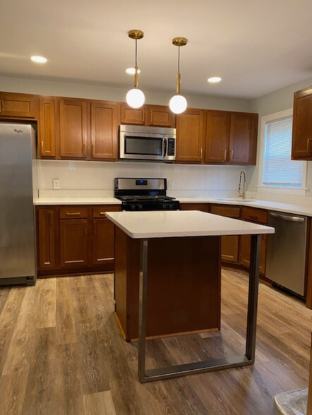 1 Greystone Ave, North Providence, RI à vendre - Photo du bâtiment - Image 2 de 21
