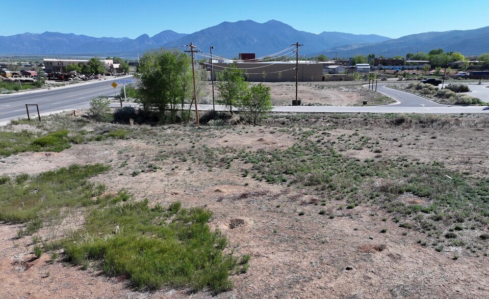 1511 Paseo Del Pueblo Sur, Taos, NM à vendre - Photo du bâtiment - Image 2 de 8