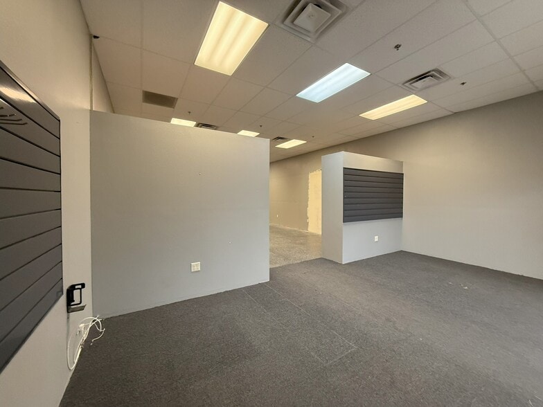 901 Crossley Rd, Palm Springs, CA for lease - Building Photo - Image 3 of 16