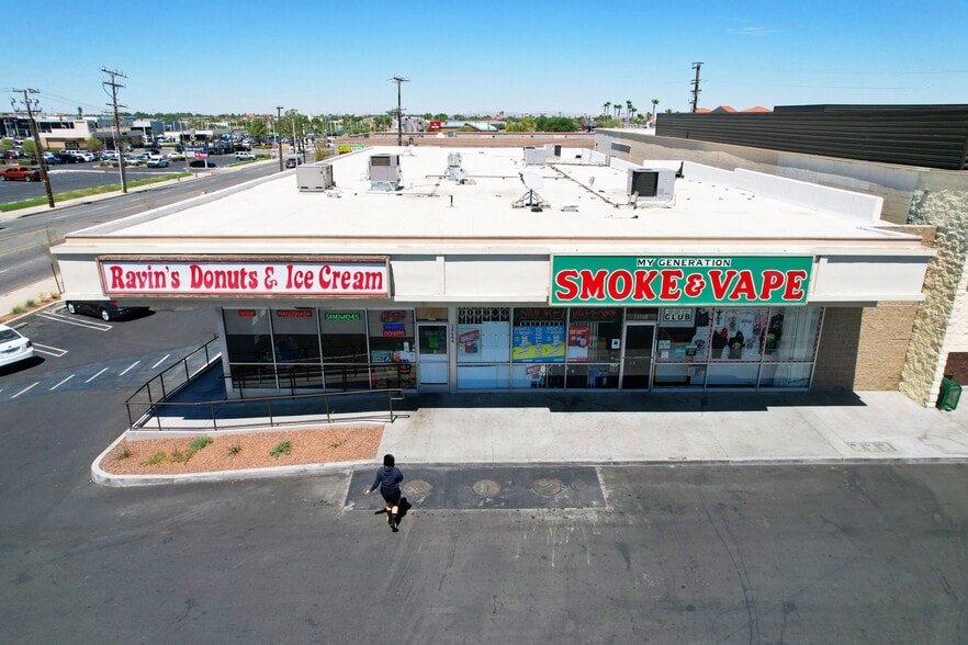 Shops to Superior Grocers Center portfolio of 2 properties for sale on LoopNet.ca - Building Photo - Image 2 of 35