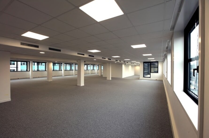 Office in Levallois-Perret for lease - Building Photo - Image 2 of 7