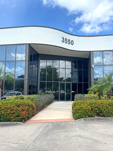 3550 W Waters Ave, Tampa, FL à vendre - Photo du bâtiment - Image 3 de 11