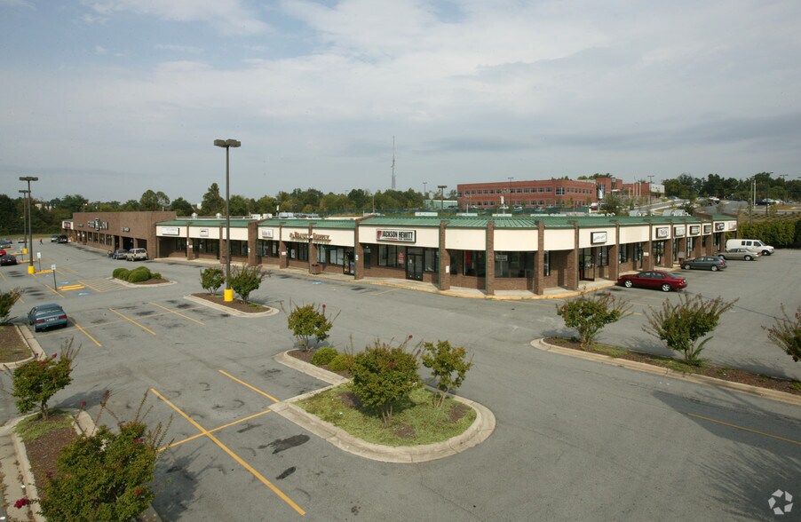 108-124 W Meadowview Rd, Greensboro, NC à louer - Photo du bâtiment - Image 3 de 13