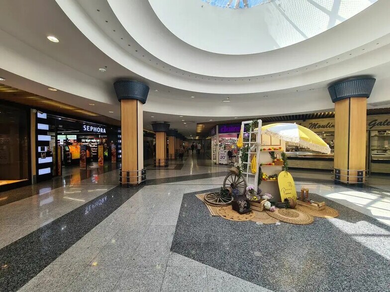 Retail in Nice for lease - Lobby - Image 3 of 3