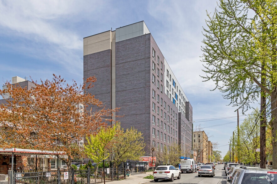 2035 Newbold Ave, Bronx, NY for lease - Building Photo - Image 2 of 5