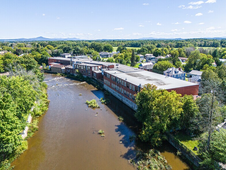 110 Rue De La Rivière, Bedford, QC à louer - Photo du bâtiment - Image 2 de 9