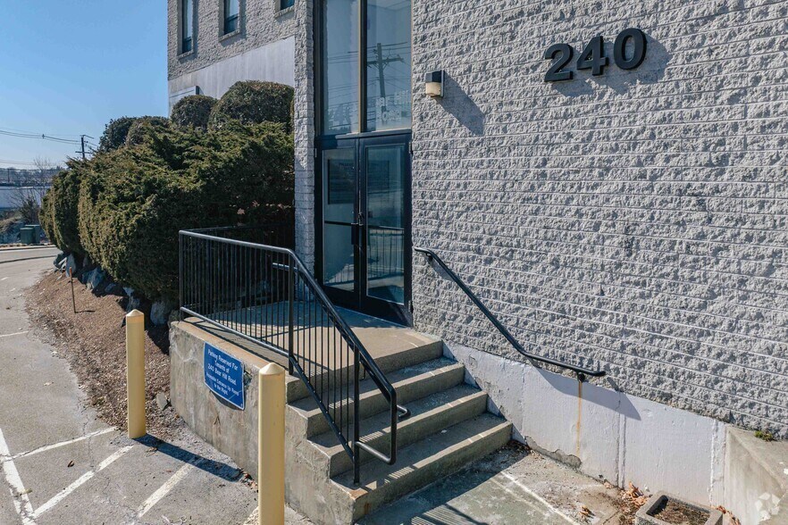 240 Bear Hill Rd, Waltham, MA à louer - Photo du bâtiment - Image 3 de 5