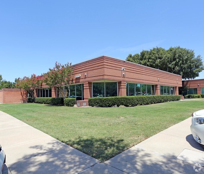 6330 Commerce Dr, Irving, TX à louer - Photo du bâtiment - Image 1 de 22