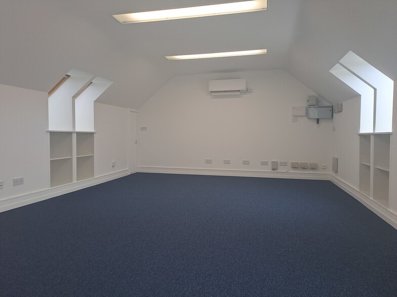 19-25 Salisbury Sq, Hatfield for lease - Building Photo - Image 2 of 3