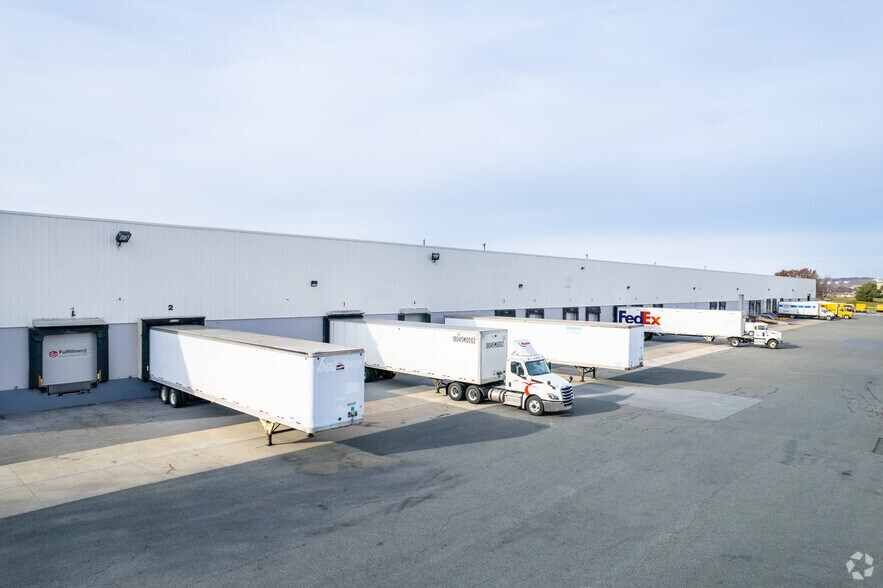 7566 Morris Ct, Allentown, PA à louer - Photo du bâtiment - Image 3 de 9